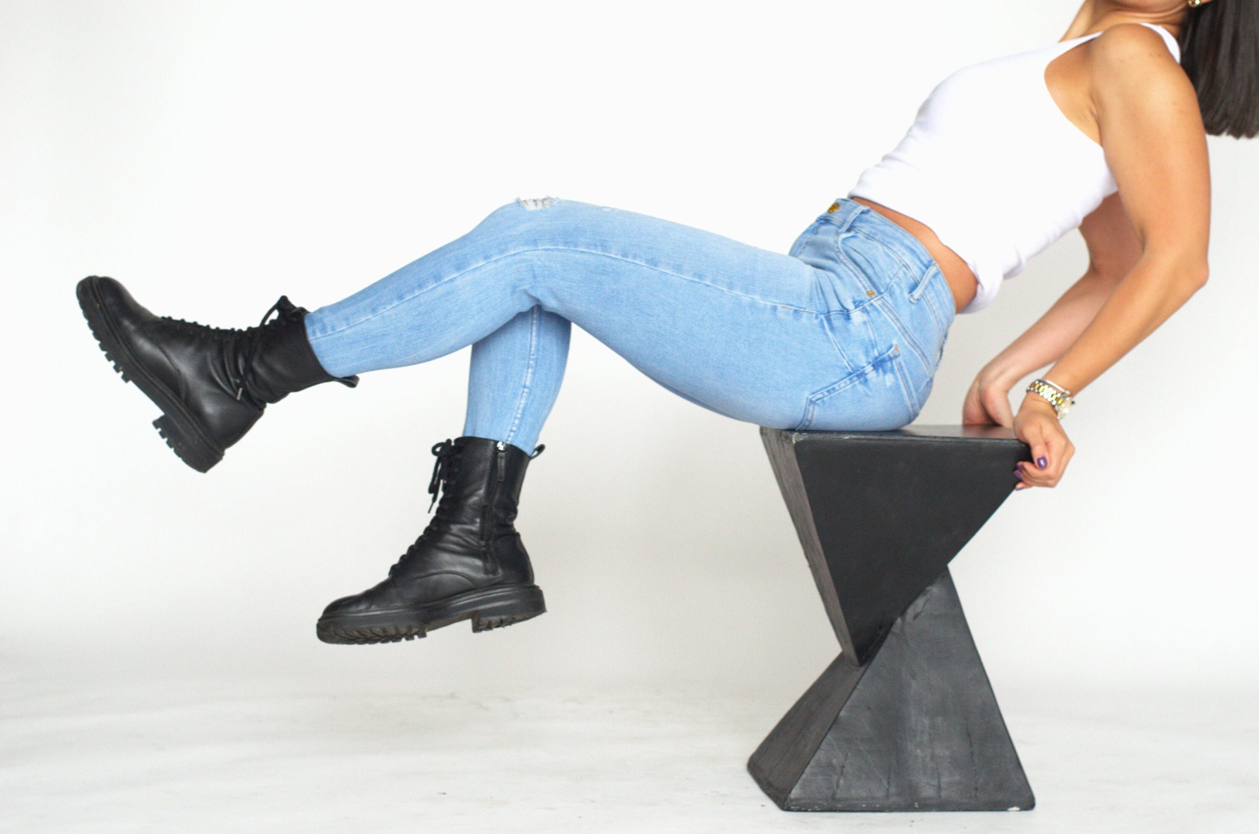 High Waisted Light Wash Skinny Jeans: Ripped Knee